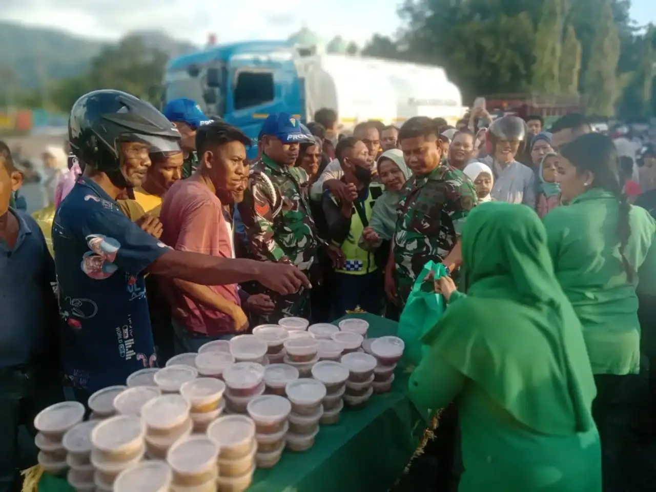 warga-dan-pengendara-motor-serbu-makodim-0311/pessel,-berebut-ratusan-takjil-gratis