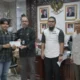 sekretaris-dprd-sumbar-maifrizon-serahkan-santunan-untuk-anak-yatim