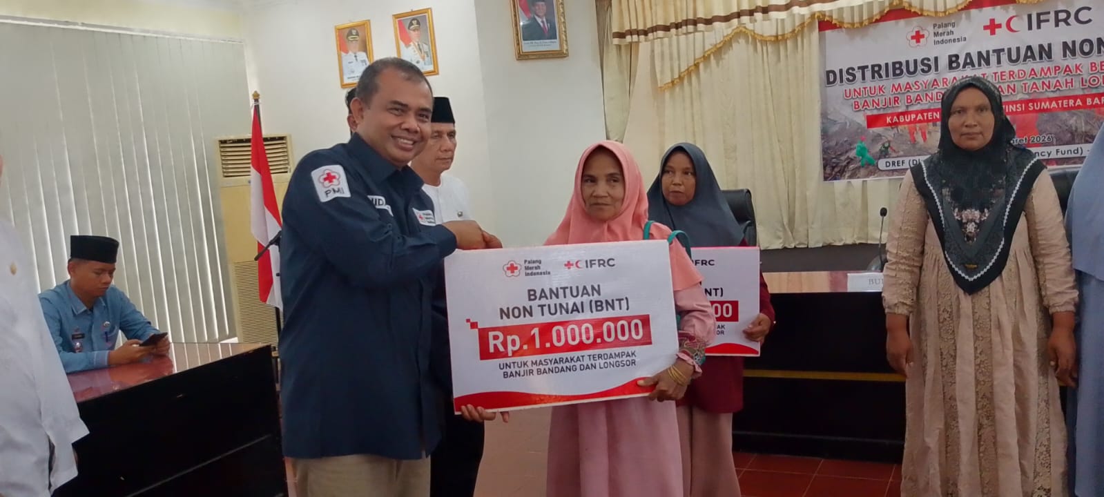 pmi-salurkan-bantuan-non-tunai-untuk-858-keluarga-penyintas-bencana-di-padang-dan-agam
