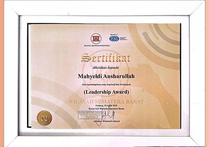 gubernur-mahyeldi-terima-penghargaan-“leadership-award”-dari-iai-sumbar