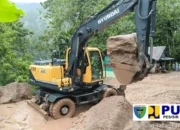 Alat Berat Buka Akses Dua Nagari di Pessel