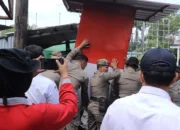Satpol PP Padang Tertibkan Enam Bangunan Liar Teuku Umar