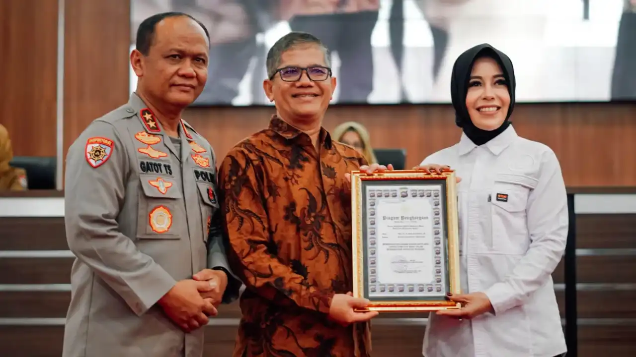 hardiknas-2026-di-sumbar-jadi-sorotan,-rezka-oktoberia-apresiasi-kapolda-sumbar-dekat-dengan-dunia-pendidikan