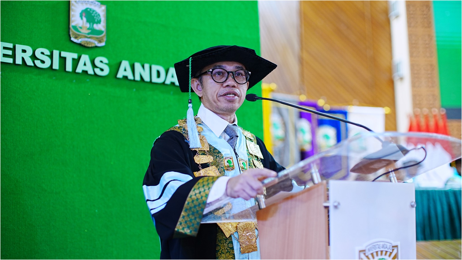 unand-wisuda-1.321-lulusan,-rektor-tekankan-karakter