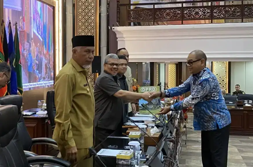 paripurna-penyampaian-pandangan-fraksi-dprd-sumbar-terhadap-ranperda-penyelenggaraan-jalan