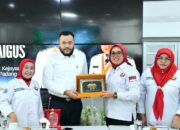 Fadly Amran Terima Bantuan Perantau Minang di Padang