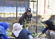 Civitas Akademika FPP UNP Tanam Sayur dan Hijaukan Kampus