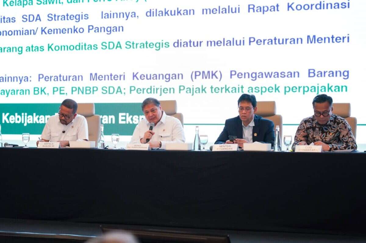 Menteri Koordinator Bidang Perekonomian Airlangga Hartarto pada Konferensi Pers terkait Persiapan Operasional PT Danantara Sumberdaya Indonesia (DSI) di Wisma Danantara Jakarta, Minggu (31/5).