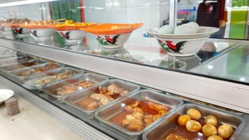 siasat-pedagang-warteg-hindari-fenomena-aneh-pembeli-‘in-this-economy’