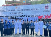 Empat Siswa MAN 2 Padang Kibarkan Bendera Hari Pancasila