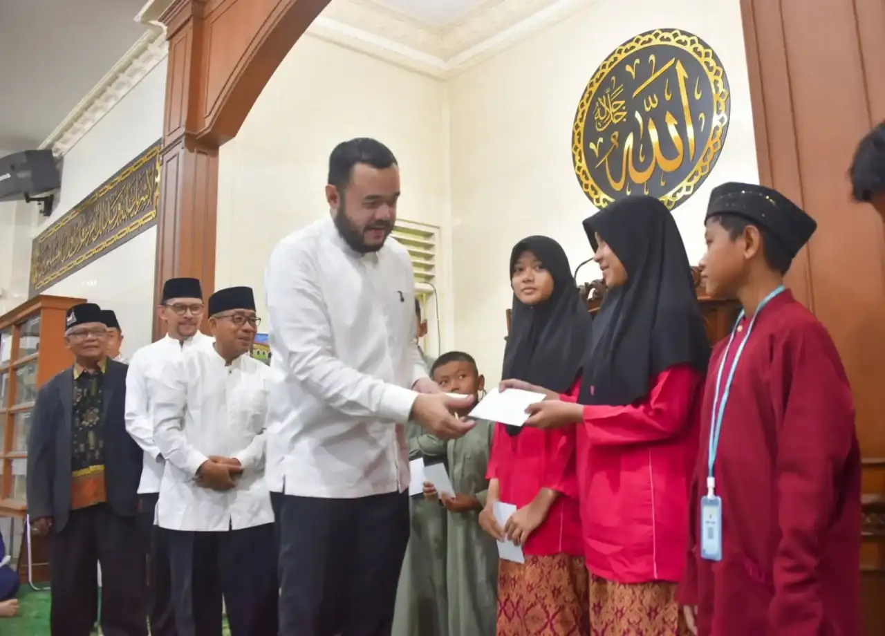 wako-fadly-amran-serahkan-reward-subuh-mubarakah-di-masjid-as-salam-dangau-teduh