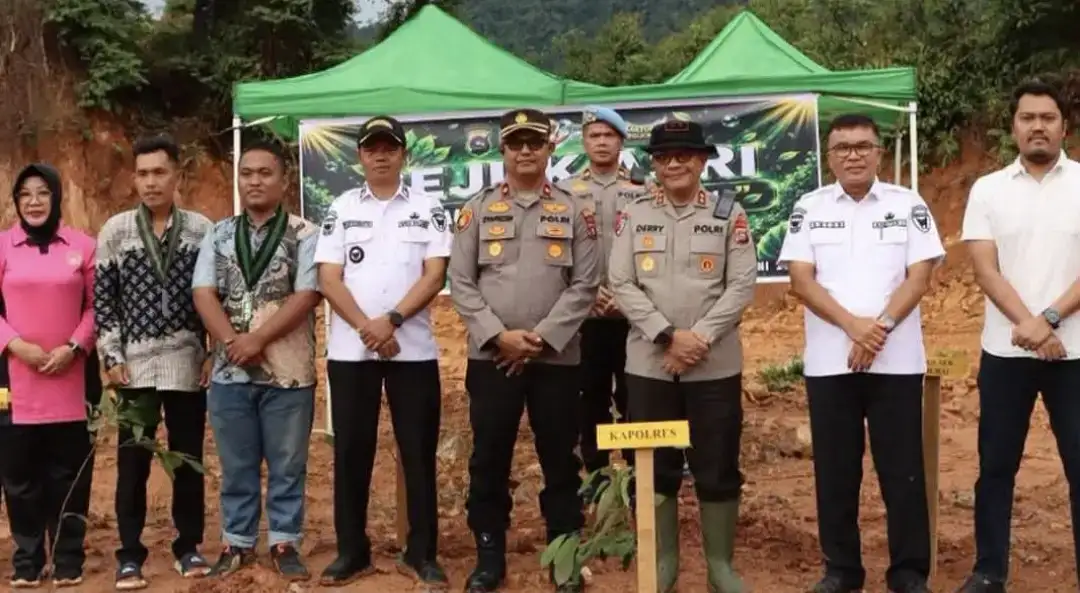 sukseskan-program-reklamasi-dan-penghijauan-serentak,-polres-pessel-tanam-pohon-bersama