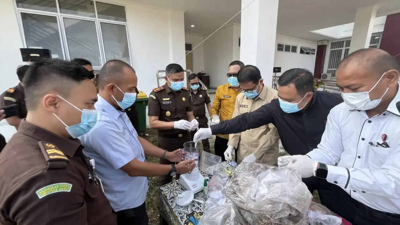 kejaksaan-negeri-payakumbuh-musnahkan-barang-bukti-dari-puluhan-perkara-yang-telah-inkrah