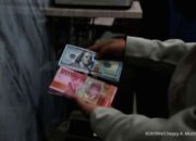 Rupiah Melemah ke Rp 18.128 Akibat Tekanan Sentimen Global dan Domestik