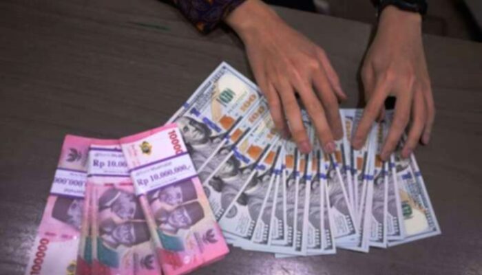 Rupiah Tembus Rp18.014 per Dolar AS Akibat Defisit dan Gejolak Geopolitik