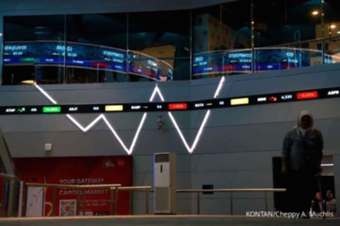 Papan layar elektronik menampilkan pergerakan harga saham di Bursa Efek Indonesia.