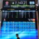 Grafik pergerakan Indeks Harga Saham Gabungan (IHSG) di layar monitor bursa efek