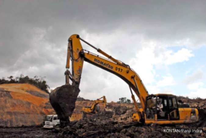 Alat berat merek Komatsu yang dipasarkan oleh PT United Tractors Tbk di area pertambangan.