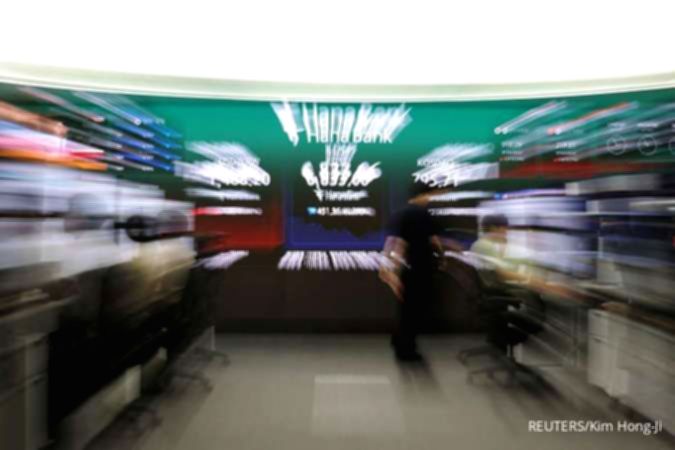 Layar monitor menampilkan grafik pergerakan indeks saham pasar Asia yang menunjukkan tren kenaikan