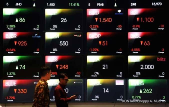 Suasana layar monitor bursa efek yang menampilkan grafik penurunan Indeks Harga Saham Gabungan di Bursa Efek Indonesia.