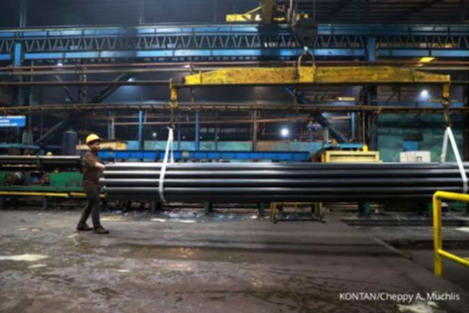 Gedung kantor dan logo PT Steel Pipe Industry of Indonesia Tbk (ISSP)