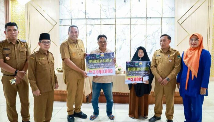 Pemkot Pariaman Salurkan Modal Usaha bagi Korban Bencana Hidrometeorologi