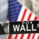 Suasana lantai perdagangan bursa saham Wall Street di New York yang sedang aktif