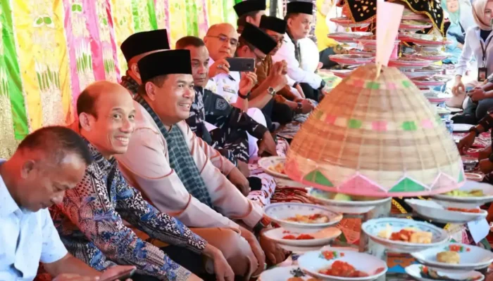 Warga dan Pemkot Pariaman Rayakan Hari Jadi Lewat Makan Bajamba