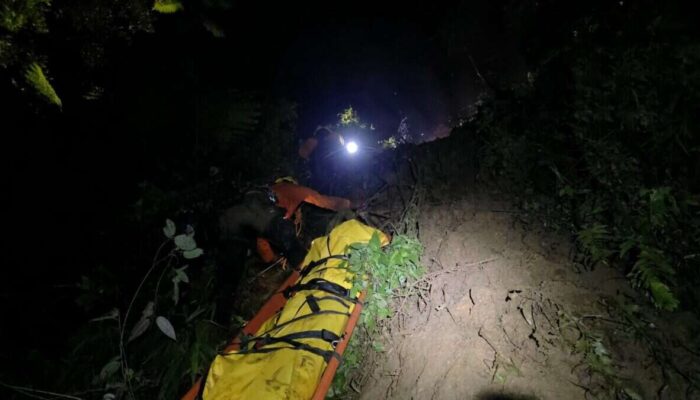 Tim SAR Evakuasi Korban Kecelakaan Mobil di Sitinjau Lauik