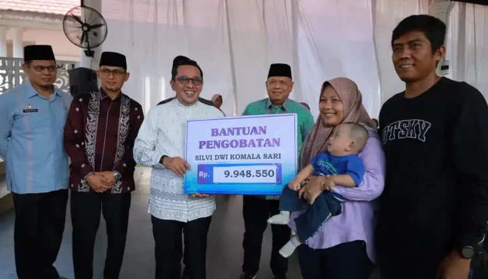Pemkab Tanah Datar Salurkan Bantuan Kesehatan bagi Warga Kurang Mampu