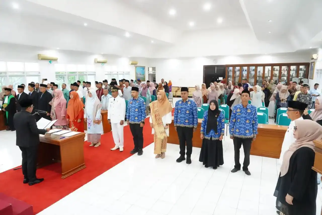 tingkatkan-kinerja-birokrasi,-bupati-tanah-datar-lantik-12-pejabat-baru