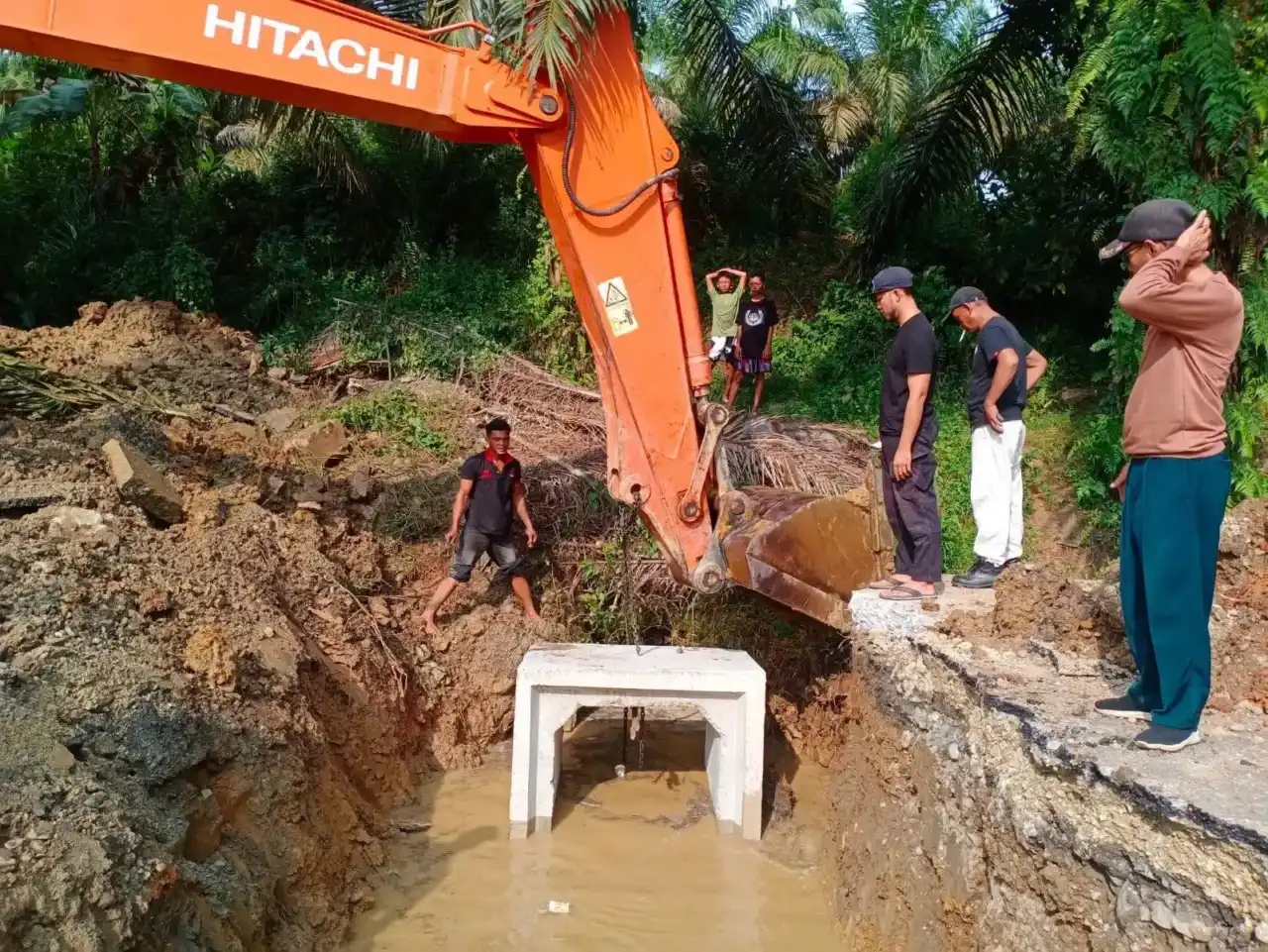 pulihkan-akses-warga,-pemkab-dharmasraya-perbaiki-gorong-gorong-jalan-nagari-simalidu