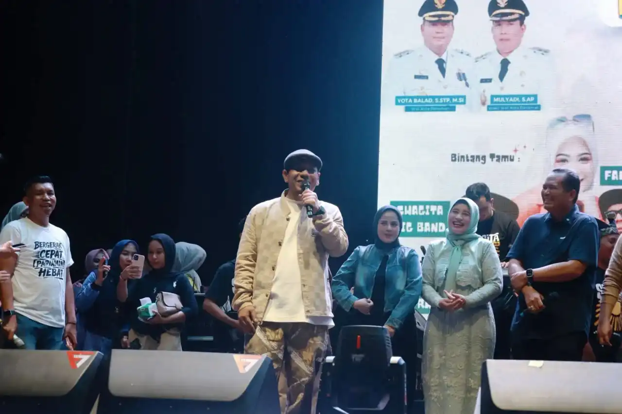 fauzana-dan-ajo-buset-hipnotis-ribuan-warga-di-hut-ke-24-pariaman