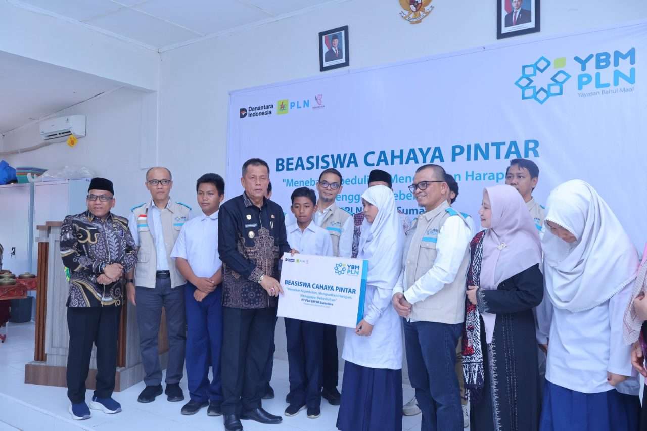 88-siswa-berprestasi-di-kota-payakumbuh-terima-beasiswa-cahaya-pintar-pln-uip3b