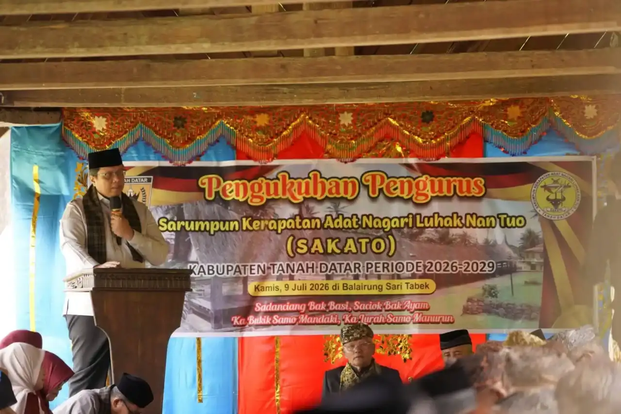 perkuat-peran-adat,-pemkab-tanah-datar-kukuhkan-pengurus-sakato-baru