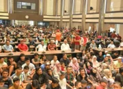 Warga Padang Padati Kantor Gubernur Sumbar Nobar Piala Dunia