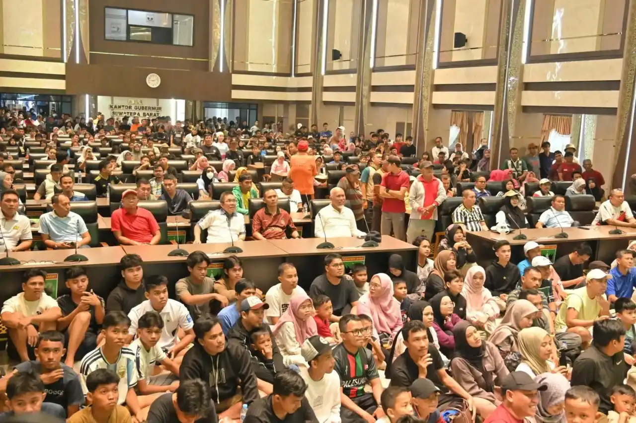 warga-padang-padati-kantor-gubernur-sumbar-untuk-nobar-perempat-final-piala-dunia