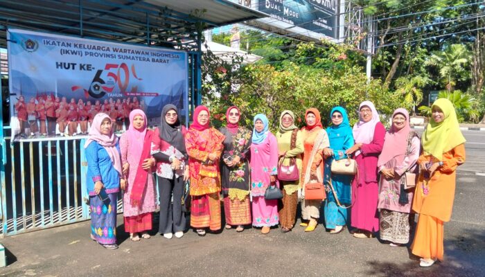 IKWI Sumatera Barat Raih Juara Umum Busana Adat Nasional