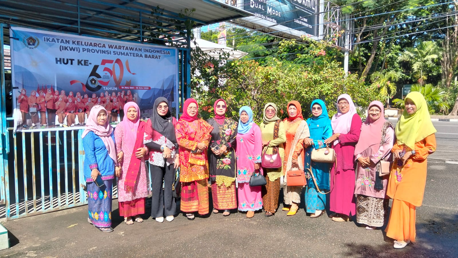 lomba-busana-adat,-ikwi-sumbar-juara-umum-tingkat-nasional