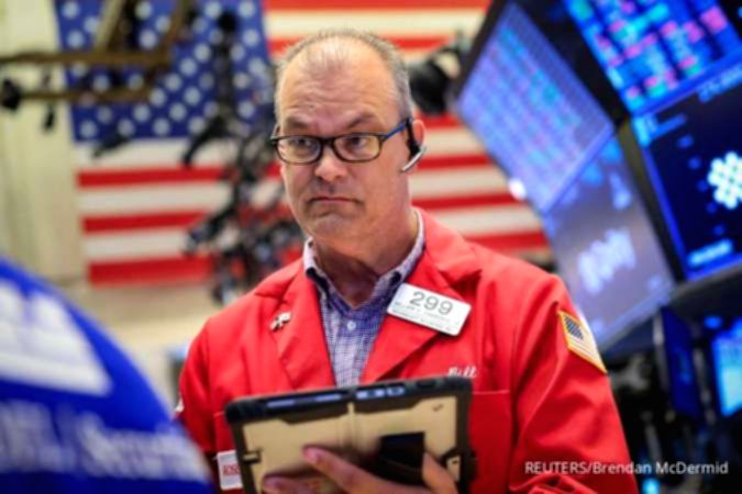 Papan layar elektronik yang menampilkan pergerakan indeks saham di bursa Wall Street, Amerika Serikat.
