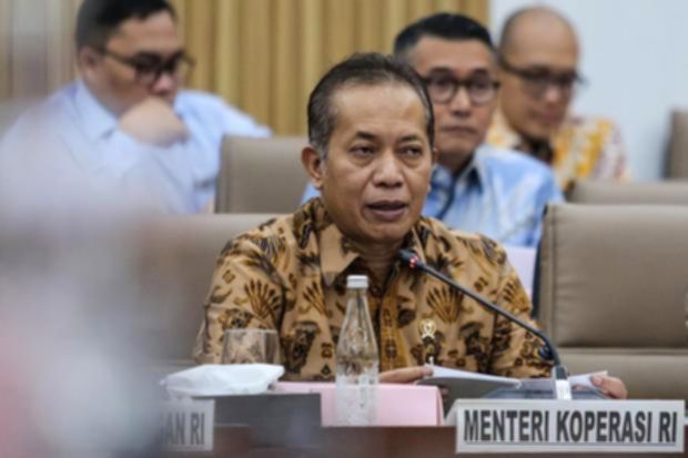 Menteri Koperasi Ferry Juliantono memberikan keterangan pers terkait peluang koperasi mengelola sektor pertambangan.