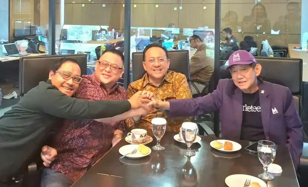 Sharing session bersama pakar pemasaran Hermawan Kertajaya, yang langsung dihadiri Direktur TransNusa Air Leo Budiman di kantor pusat MCorp/MarkPlus, Menara 88 lantai 8, Jakarta, pada Senin (10/11/2025). Foto : Istimewa