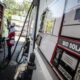 Ilustrasi tumpukan bahan bakar biodiesel dan grafik ekonomi energi di Indonesia