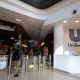 Logo PT Unilever Indonesia Tbk di gedung perkantoran dengan latar belakang langit cerah
