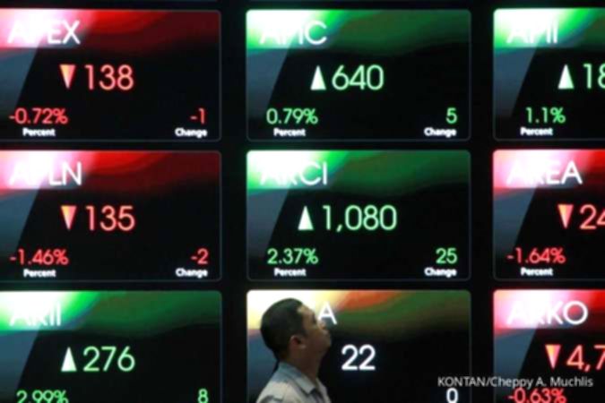 Grafik pergerakan Indeks Harga Saham Gabungan di layar monitor bursa efek