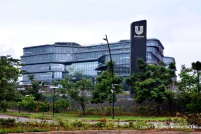 Logo PT Unilever Indonesia Tbk terpampang di gedung kantor dengan latar belakang perkotaan