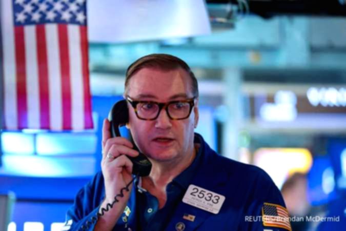 Tampilan papan perdagangan saham digital dengan grafik hijau di bursa Wall Street, New York.