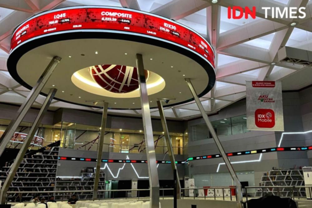 Direktur Utama BEI Jeffrey Hendrik saat memberikan keterangan terkait reformasi pasar modal di Jakarta