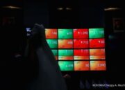 IHSG Rawan Koreksi, Cek Rekomendasi Saham RAJA, SMDR, dan WIFI