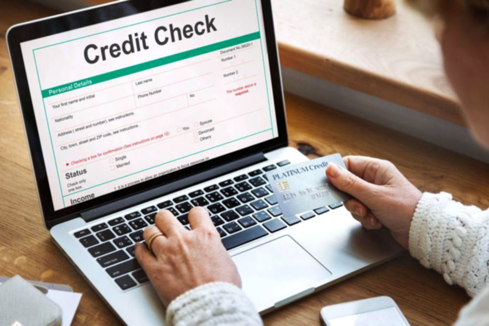 Layar ponsel menampilkan situs resmi SLIK OJK untuk pengecekan riwayat kredit secara online